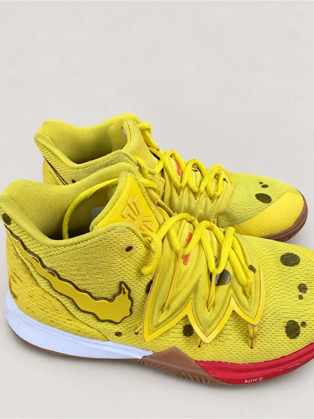 Nike Kyrie 5 x SpongeBob SquarePants GS Size 5Y Basketball Shoes Deadstock